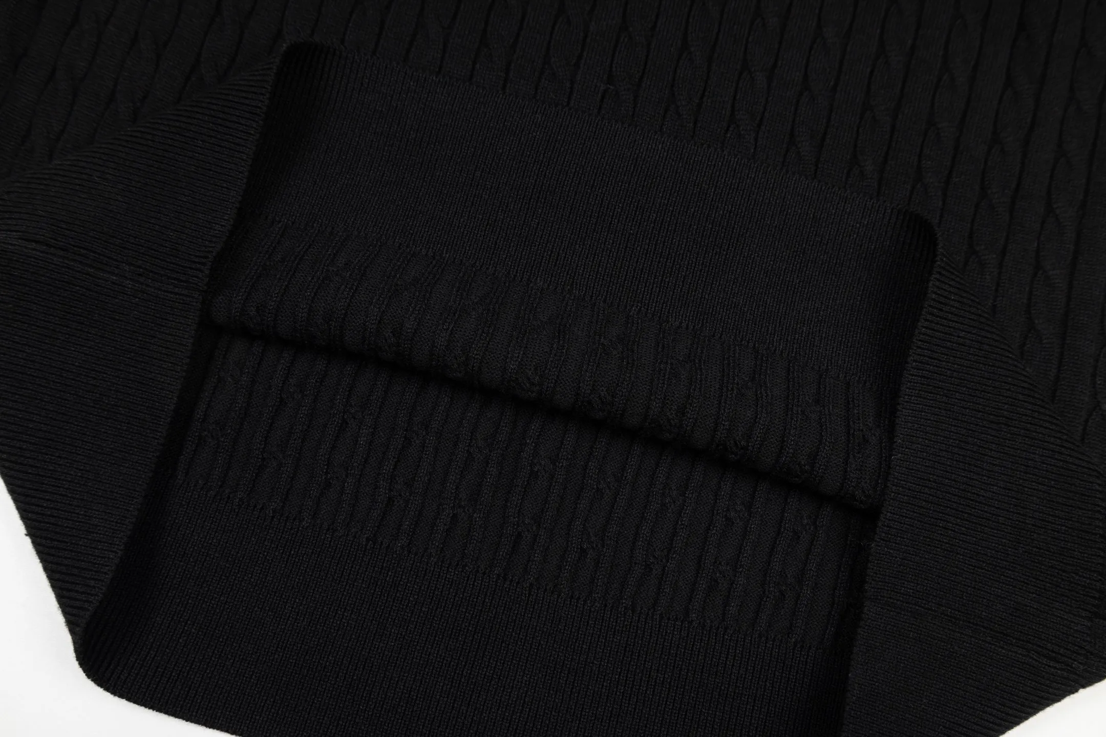P190 POLO Classic LOGO embroidery Pure business casual pullover round neck wool knitted sweater short sleeves, inspired by the retro of the 1980s Original fabric Official same style Customized same vat dyed fabric Very comfortable to the touch The latest brick cabinet synchronization for spring and summer Fashionable and personalized Super versatile and good-looking Very suitable for both men and women A must-have style Hang tag Collar label Washed wheat Complete with three standards Color: Black Size: M-3XL